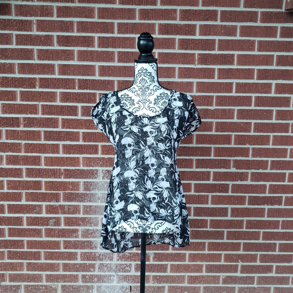 Women's Hot Topic Skull Shirt